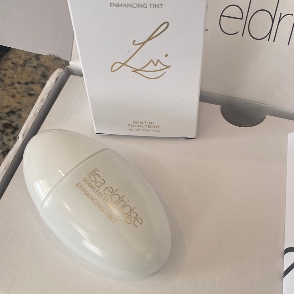 Lisa Eldridge Enhancing Skin Tint in shade T6